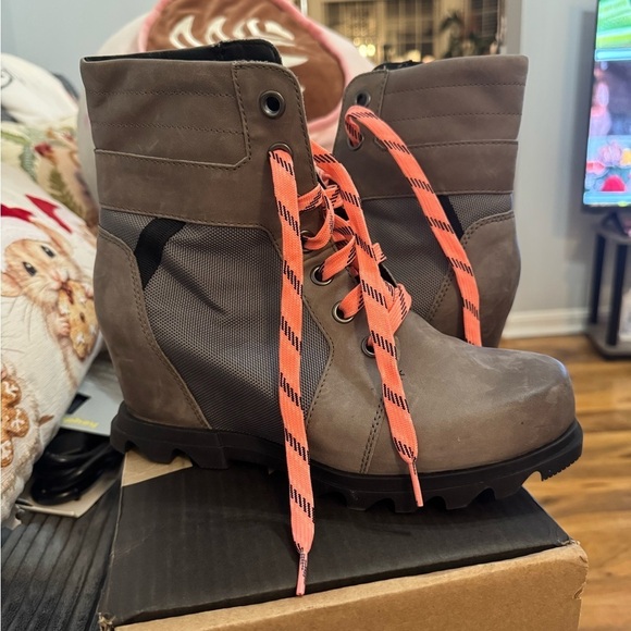 Sorel Shoes - Sorel Women's Lace Up Wedge Boots with Coral Laces